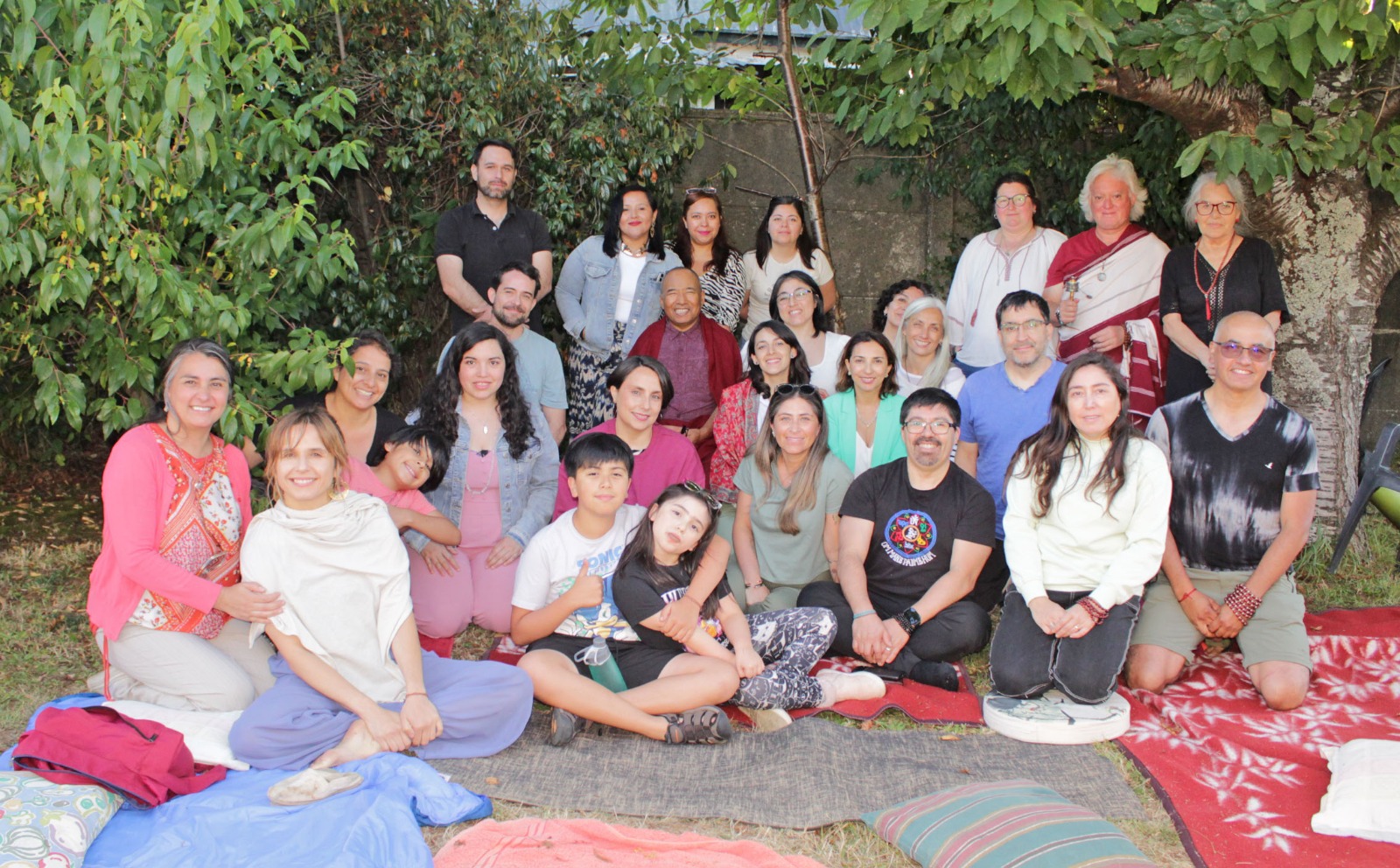 Comunidad reunida al aire libre junto al maestro